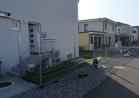 Doppelstabgitterzaun in 2440 Gramatneusiedl Niederösterreich 02