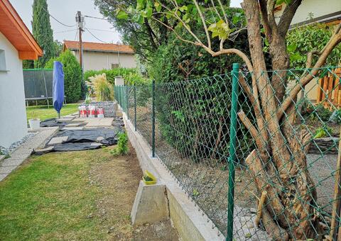 Maschendrahtzaun und Sockel in 1100 Wien 17