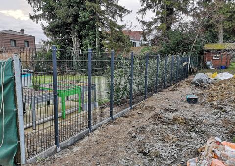 Doppelstabgitterzaun mit Sichtschutz in 2345 Brunn am Gebirge Niederösterreich 06