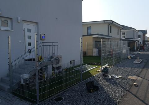 Doppelstabgitterzaun in 2440 Gramatneusiedl Niederösterreich 03